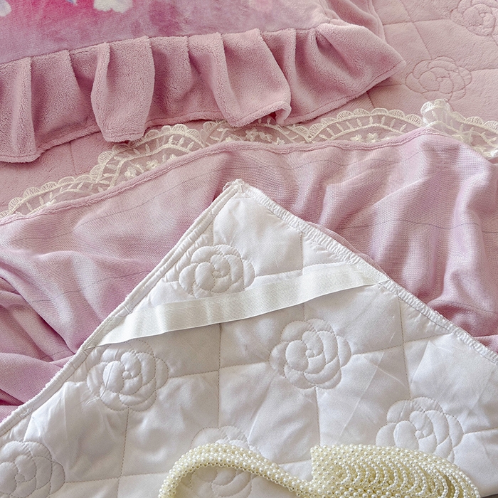 91家纺网 家纺一手货源 找家纺 宜凡家纺 2025新款牛奶绒5D数码大板印花床裙四件套 浪漫花舞 粉