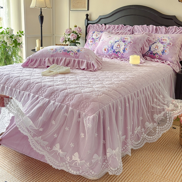 91家纺网 家纺一手货源 找家纺 宜凡家纺 2025新款牛奶绒5D数码大板印花床裙四件套 浪漫花舞 粉