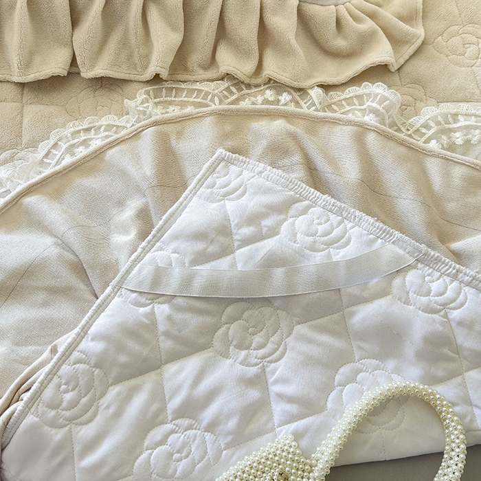 91家纺网 家纺一手货源 找家纺 宜凡家纺 2025新款牛奶绒5D数码大板印花床裙四件套 诺曼庄园 驼色