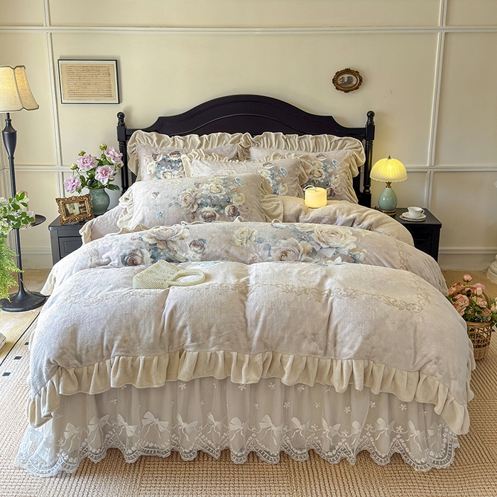 91家纺网 家纺一手货源 找家纺 宜凡家纺 2025新款牛奶绒5D数码大板印花床裙四件套 诺曼庄园 驼色