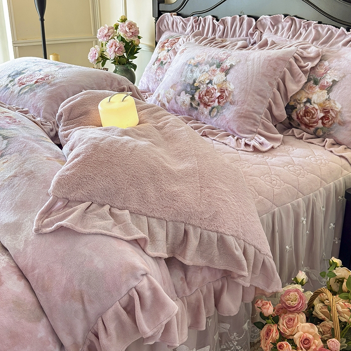 91家纺网 家纺一手货源 找家纺 宜凡家纺 2025新款牛奶绒5D数码大板印花床裙四件套 玫瑰庄园 豆沙