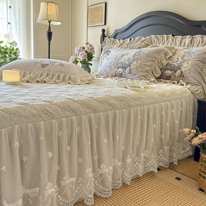 91家纺网 家纺一手货源 找家纺 宜凡家纺 2025新款牛奶绒5D数码大板印花床裙四件套 诺曼庄园 驼色