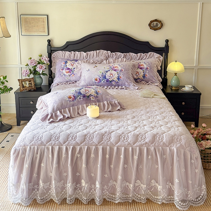 91家纺网 家纺一手货源 找家纺 宜凡家纺 2025新款牛奶绒5D数码大板印花床裙四件套 浪漫花舞 紫