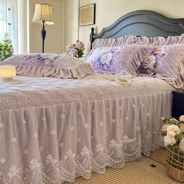 91家纺网 家纺一手货源 找家纺 宜凡家纺 2025新款牛奶绒5D数码大板印花床裙四件套 浪漫花舞 紫