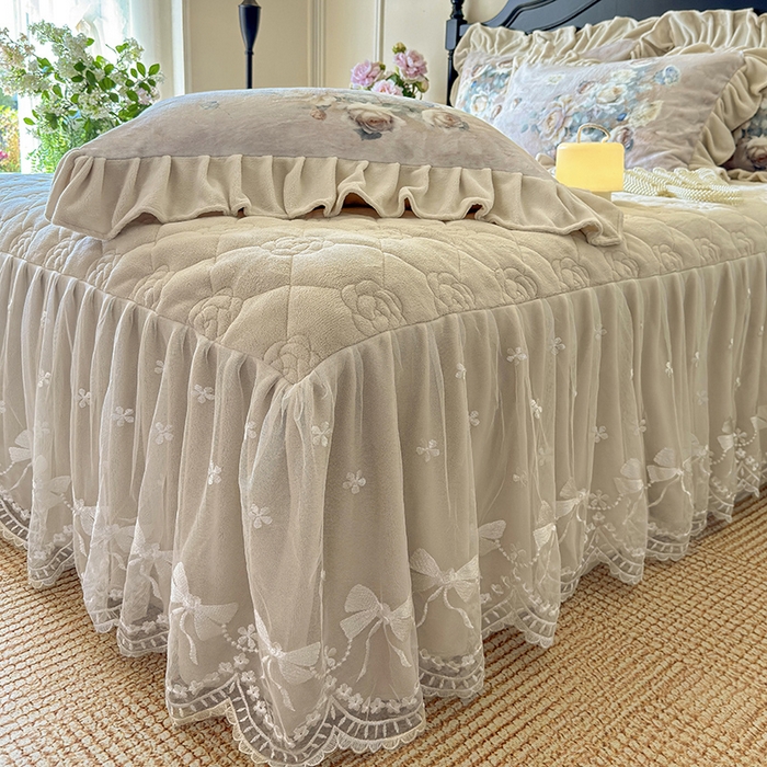 91家纺网 家纺一手货源 找家纺 宜凡家纺 2025新款牛奶绒5D数码大板印花床裙四件套 诺曼庄园 驼色