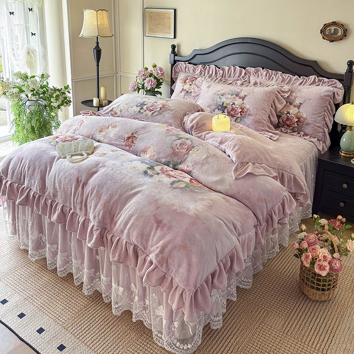 91家纺网 家纺一手货源 找家纺 宜凡家纺 2025新款牛奶绒5D数码大板印花床裙四件套 玫瑰庄园 豆沙