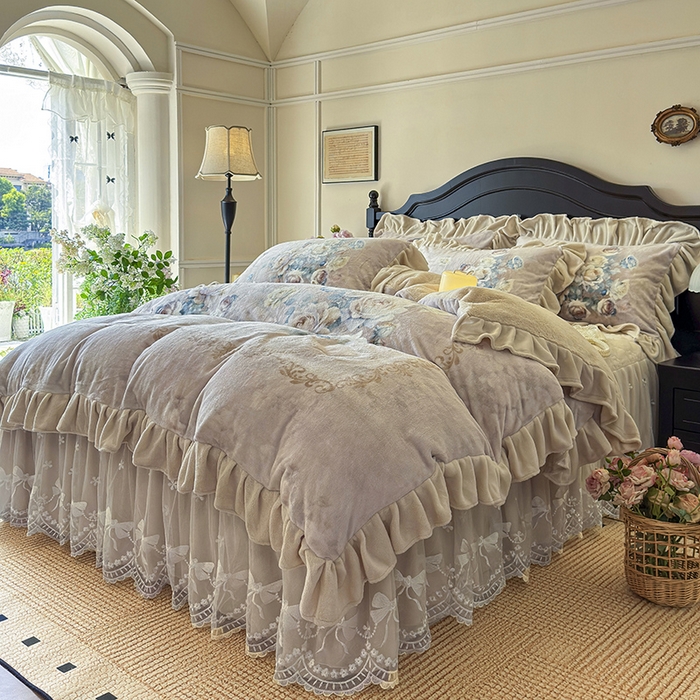 91家纺网 家纺一手货源 找家纺 宜凡家纺 2025新款牛奶绒5D数码大板印花床裙四件套 诺曼庄园 驼色