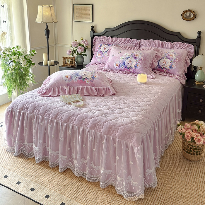 91家纺网 家纺一手货源 找家纺 宜凡家纺 2025新款牛奶绒5D数码大板印花床裙四件套 浪漫花舞 粉