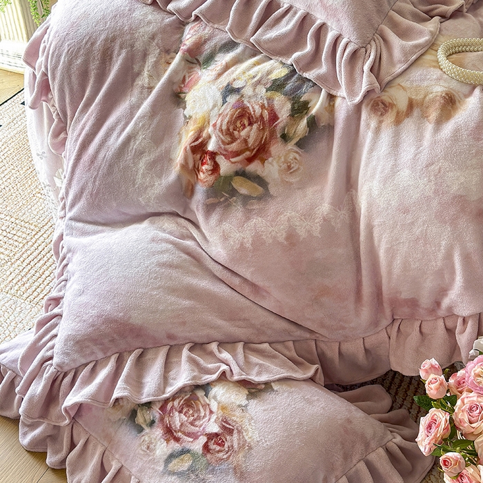 91家纺网 家纺一手货源 找家纺 宜凡家纺 2025新款牛奶绒5D数码大板印花床裙四件套 玫瑰庄园 豆沙