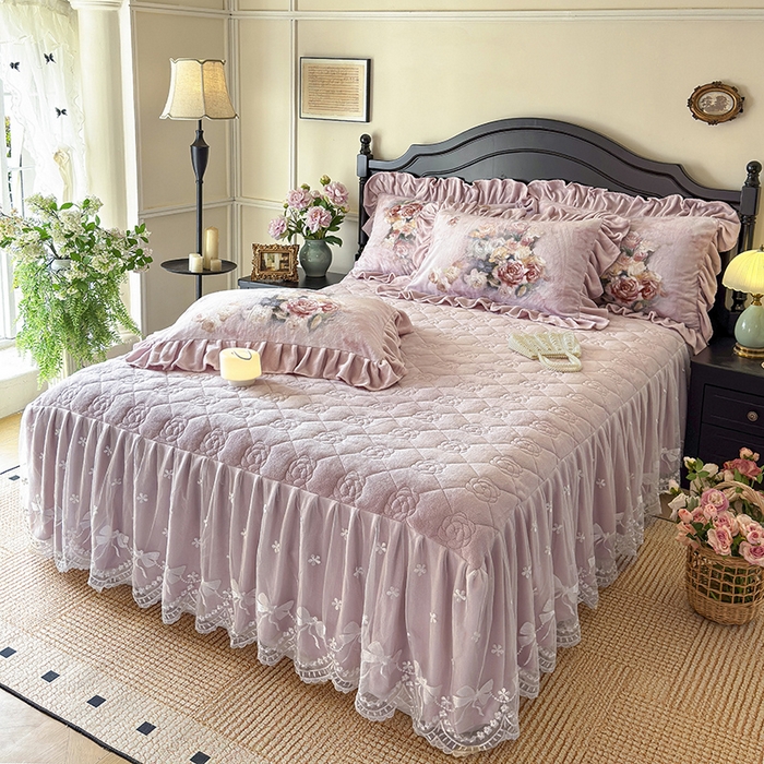 91家纺网 家纺一手货源 找家纺 宜凡家纺 2025新款牛奶绒5D数码大板印花床裙四件套 玫瑰庄园 豆沙