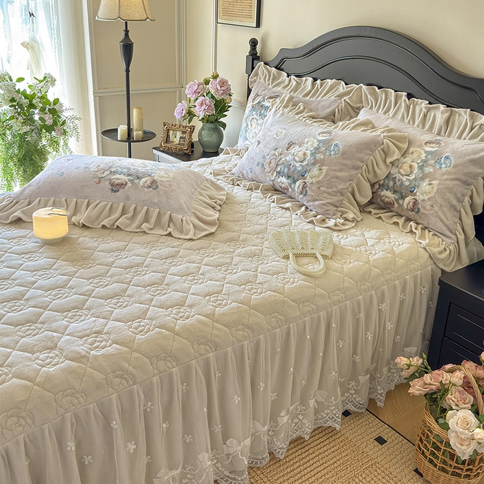 91家纺网 家纺一手货源 找家纺 宜凡家纺 2025新款牛奶绒5D数码大板印花床裙四件套 诺曼庄园 驼色