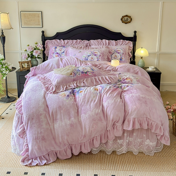 91家纺网 家纺一手货源 找家纺 宜凡家纺 2025新款牛奶绒5D数码大板印花床裙四件套 浪漫花舞 粉