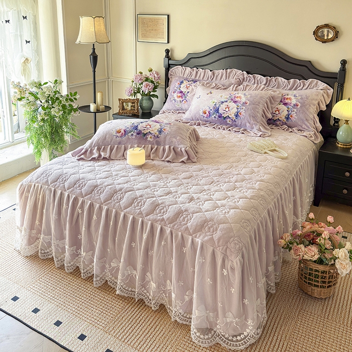 91家纺网 家纺一手货源 找家纺 宜凡家纺 2025新款牛奶绒5D数码大板印花床裙四件套 浪漫花舞 紫