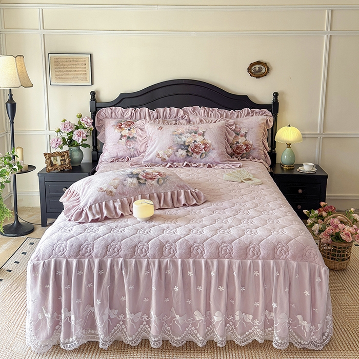 91家纺网 家纺一手货源 找家纺 宜凡家纺 2025新款牛奶绒5D数码大板印花床裙四件套 玫瑰庄园 豆沙