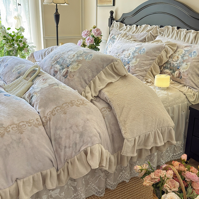 91家纺网 家纺一手货源 找家纺 宜凡家纺 2025新款牛奶绒5D数码大板印花床裙四件套 诺曼庄园 驼色