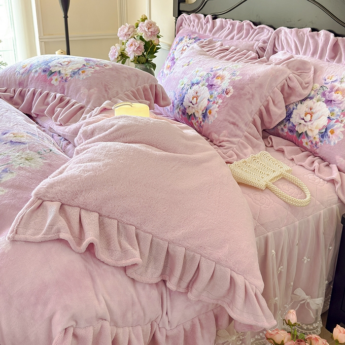 91家纺网 家纺一手货源 找家纺 宜凡家纺 2025新款牛奶绒5D数码大板印花床裙四件套 浪漫花舞 粉