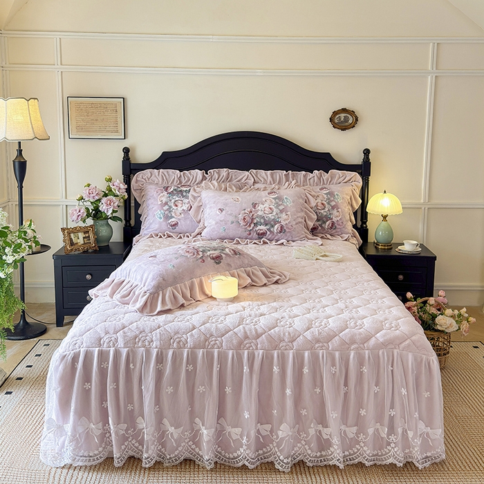 91家纺网 家纺一手货源 找家纺 宜凡家纺 2025新款牛奶绒5D数码大板印花床裙四件套 诺曼庄园 豆沙