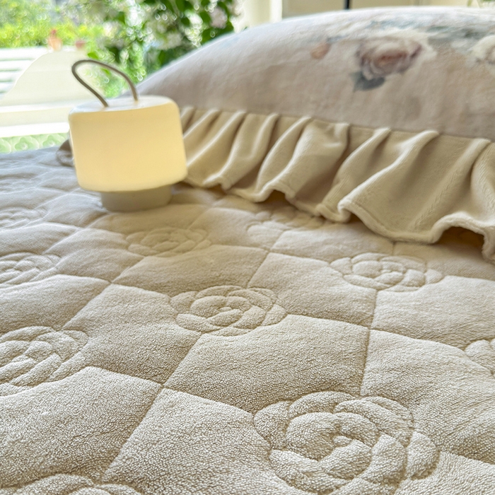 91家纺网 家纺一手货源 找家纺 宜凡家纺 2025新款牛奶绒5D数码大板印花床裙四件套 诺曼庄园 驼色