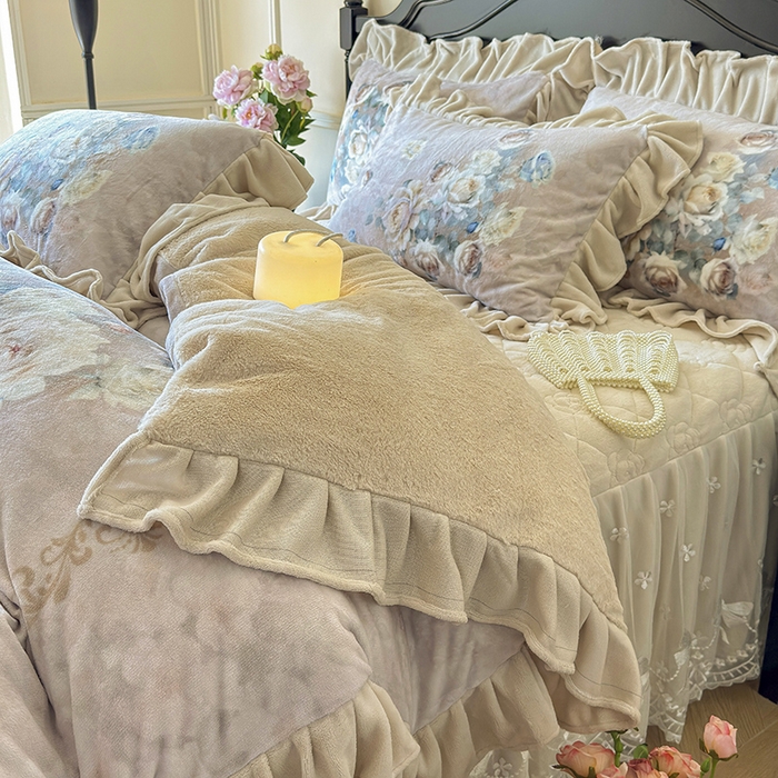 91家纺网 家纺一手货源 找家纺 宜凡家纺 2025新款牛奶绒5D数码大板印花床裙四件套 诺曼庄园 驼色