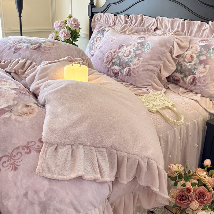 91家纺网 家纺一手货源 找家纺 宜凡家纺 2025新款牛奶绒5D数码大板印花床裙四件套 诺曼庄园 豆沙