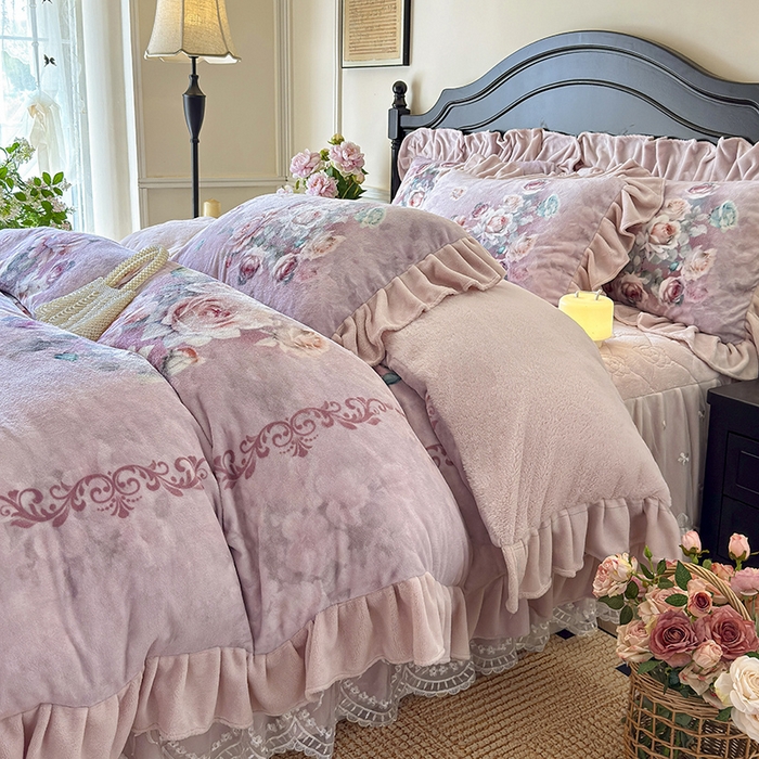 91家纺网 家纺一手货源 找家纺 宜凡家纺 2025新款牛奶绒5D数码大板印花床裙四件套 诺曼庄园 豆沙