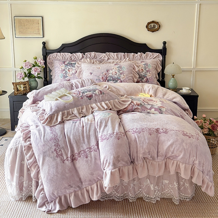 91家纺网 家纺一手货源 找家纺 宜凡家纺 2025新款牛奶绒5D数码大板印花床裙四件套 诺曼庄园 豆沙