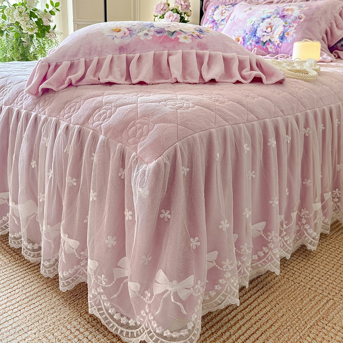 91家纺网 家纺一手货源 找家纺 宜凡家纺 2025新款牛奶绒5D数码大板印花床裙四件套 浪漫花舞 粉