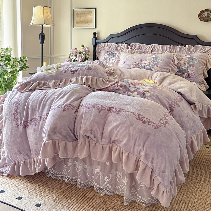 91家纺网 家纺一手货源 找家纺 宜凡家纺 2025新款牛奶绒5D数码大板印花床裙四件套 诺曼庄园 豆沙