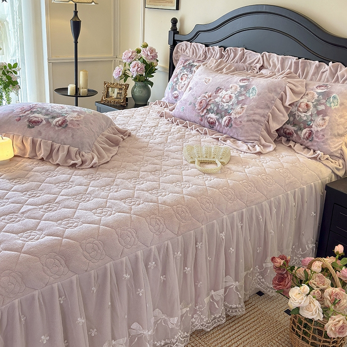 91家纺网 家纺一手货源 找家纺 宜凡家纺 2025新款牛奶绒5D数码大板印花床裙四件套 诺曼庄园 豆沙