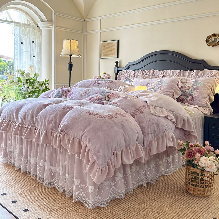 91家纺网 家纺一手货源 找家纺 宜凡家纺 2025新款牛奶绒5D数码大板印花床裙四件套 诺曼庄园 豆沙