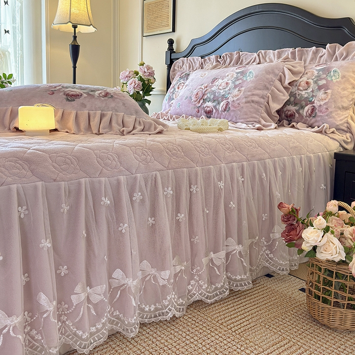 91家纺网 家纺一手货源 找家纺 宜凡家纺 2025新款牛奶绒5D数码大板印花床裙四件套 诺曼庄园 豆沙