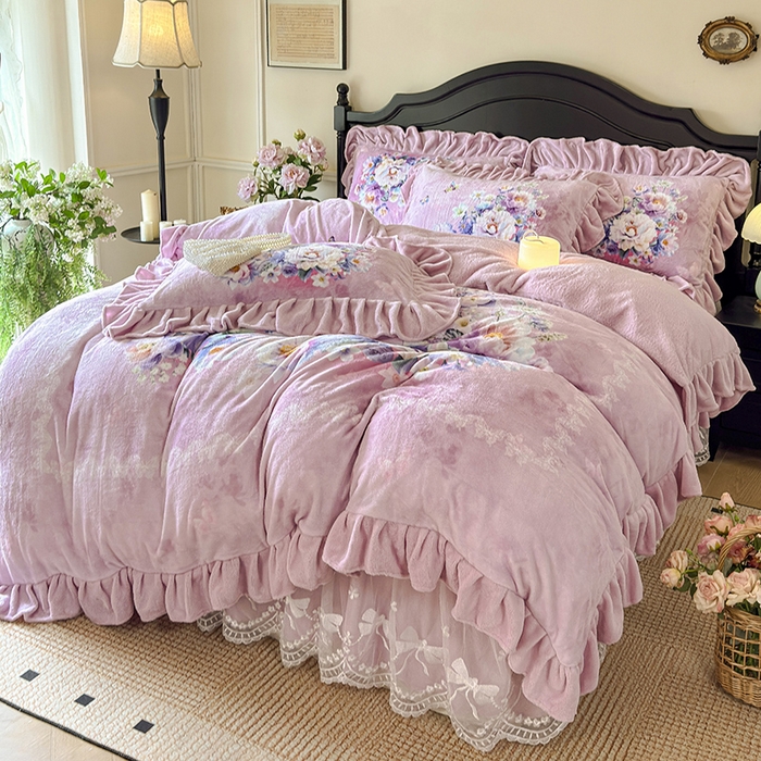 91家纺网 家纺一手货源 找家纺 宜凡家纺 2025新款牛奶绒5D数码大板印花床裙四件套 浪漫花舞 粉