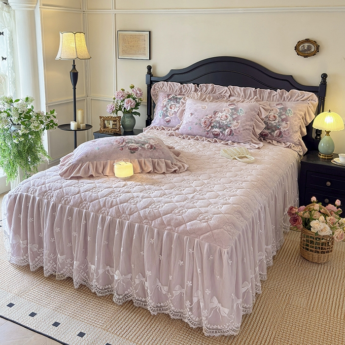 91家纺网 家纺一手货源 找家纺 宜凡家纺 2025新款牛奶绒5D数码大板印花床裙四件套 诺曼庄园 豆沙