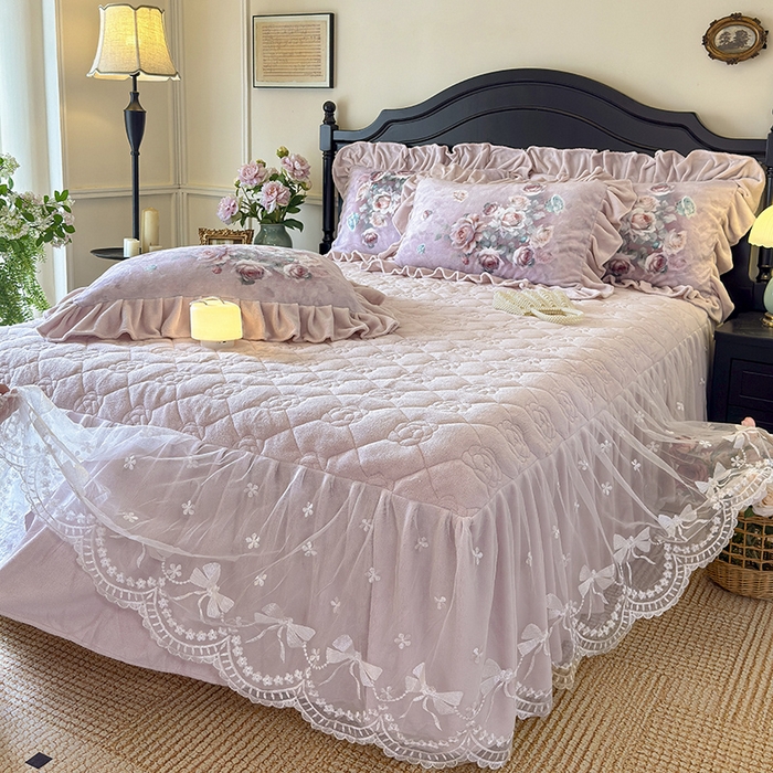 91家纺网 家纺一手货源 找家纺 宜凡家纺 2025新款牛奶绒5D数码大板印花床裙四件套 诺曼庄园 豆沙