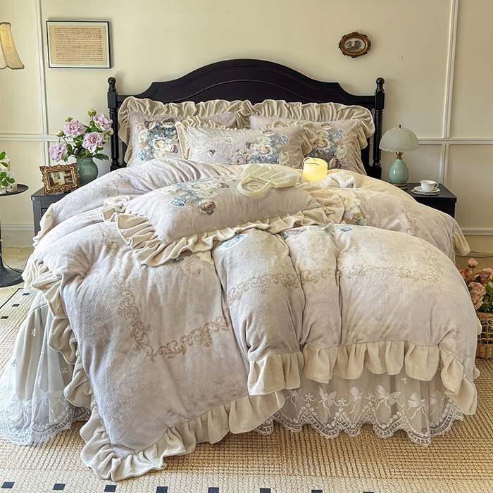 91家纺网 家纺一手货源 找家纺 宜凡家纺 2025新款牛奶绒5D数码大板印花床裙四件套 诺曼庄园 驼色