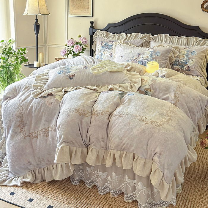 91家纺网 家纺一手货源 找家纺 宜凡家纺 2025新款牛奶绒5D数码大板印花床裙四件套 诺曼庄园 驼色