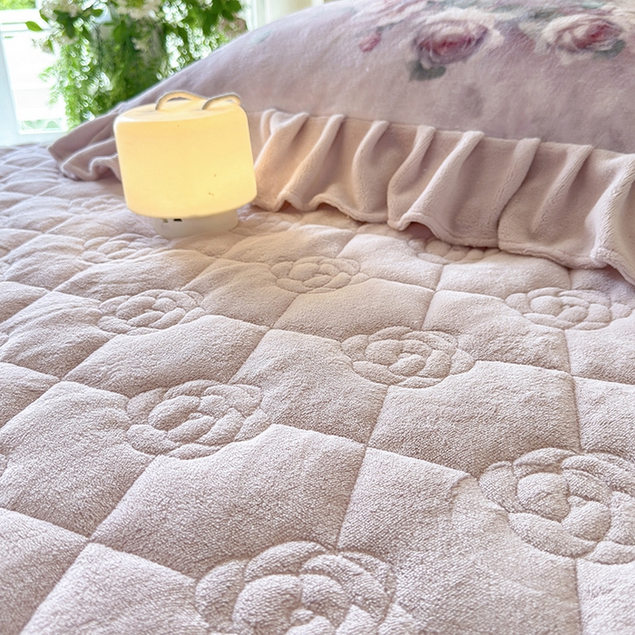 91家纺网 家纺一手货源 找家纺 宜凡家纺 2025新款牛奶绒5D数码大板印花床裙四件套 诺曼庄园 豆沙