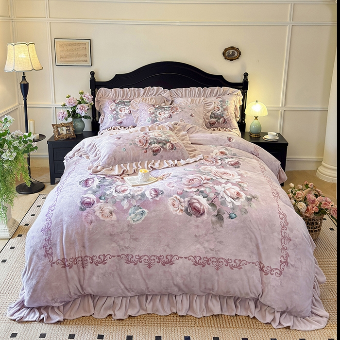 91家纺网 家纺一手货源 找家纺 宜凡家纺 2025新款牛奶绒5D数码大板印花床裙四件套 诺曼庄园 豆沙