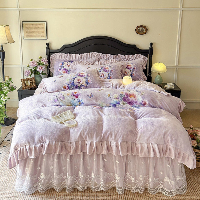 91家纺网 家纺一手货源 找家纺 宜凡家纺 2025新款牛奶绒5D数码大板印花床裙四件套 浪漫花舞 紫