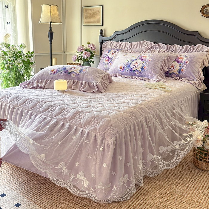 91家纺网 家纺一手货源 找家纺 宜凡家纺 2025新款牛奶绒5D数码大板印花床裙四件套 浪漫花舞 紫