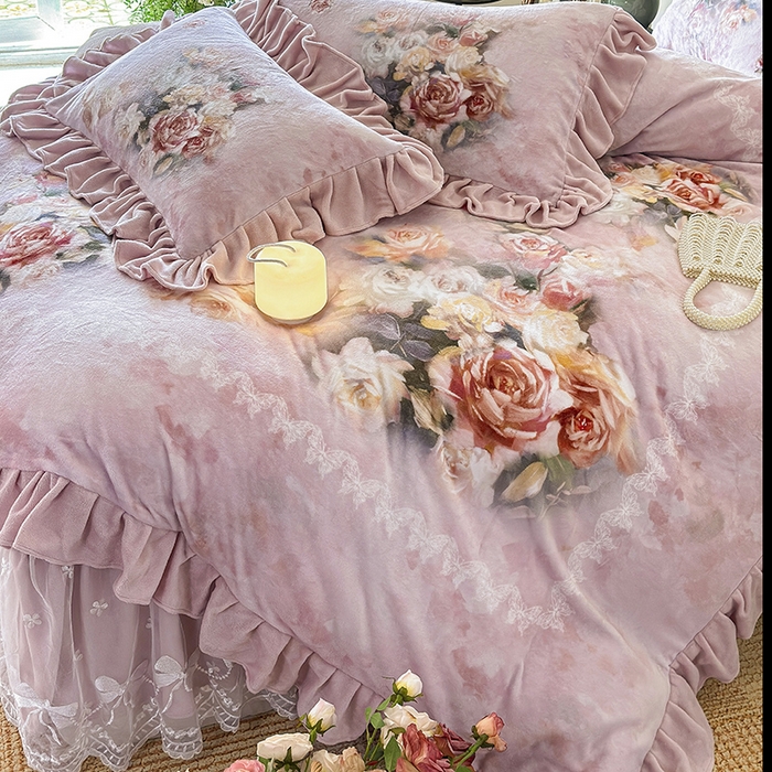 91家纺网 家纺一手货源 找家纺 宜凡家纺 2025新款牛奶绒5D数码大板印花床裙四件套 玫瑰庄园 豆沙