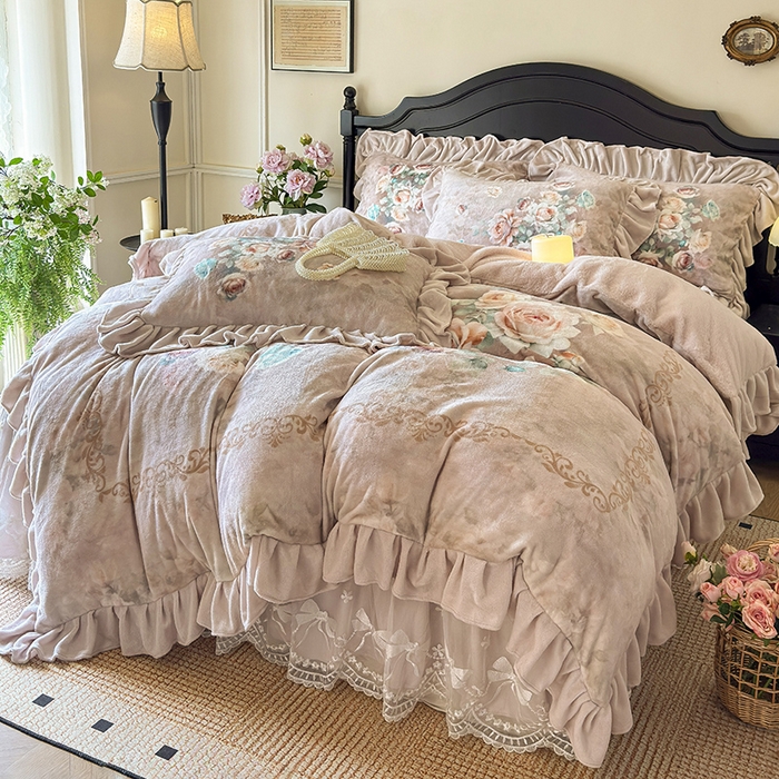 91家纺网 家纺一手货源 找家纺 宜凡家纺 2025新款牛奶绒5D数码大板印花床裙四件套 诺曼庄园 浅卡其