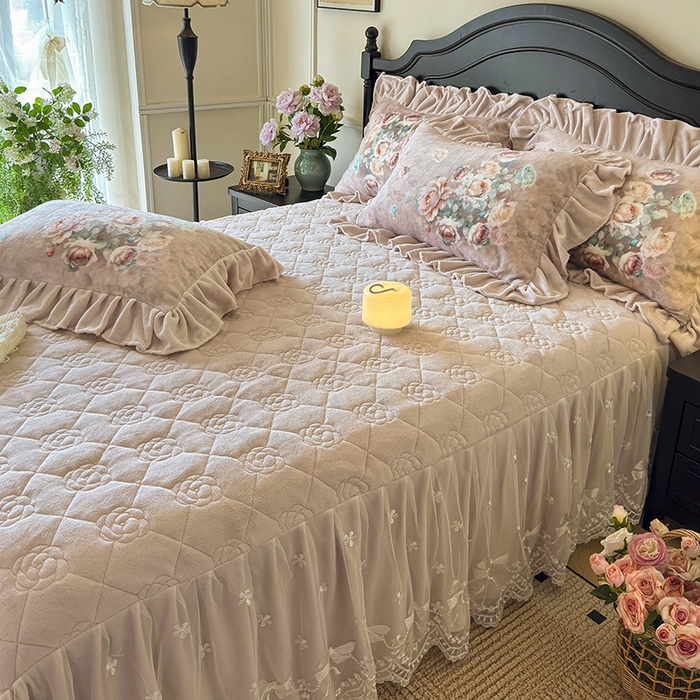 91家纺网 家纺一手货源 找家纺 宜凡家纺 2025新款牛奶绒5D数码大板印花床裙四件套 诺曼庄园 浅卡其