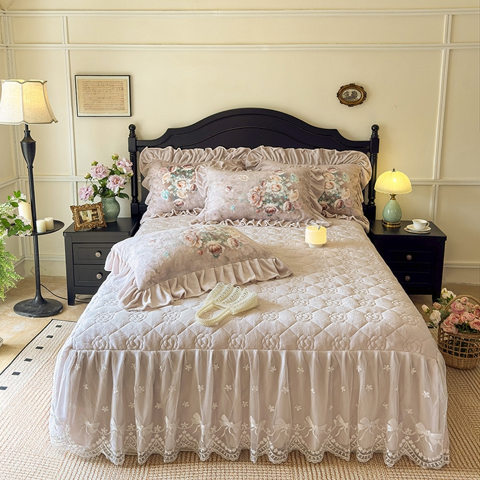 91家纺网 家纺一手货源 找家纺 宜凡家纺 2025新款牛奶绒5D数码大板印花床裙四件套 诺曼庄园 浅卡其