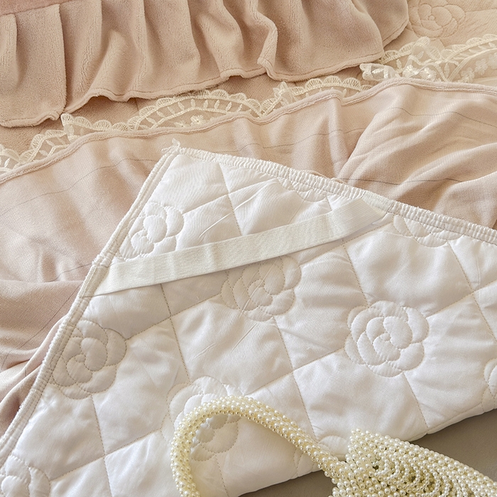 91家纺网 家纺一手货源 找家纺 宜凡家纺 2025新款牛奶绒5D数码大板印花床裙四件套 浪漫花舞 浅驼