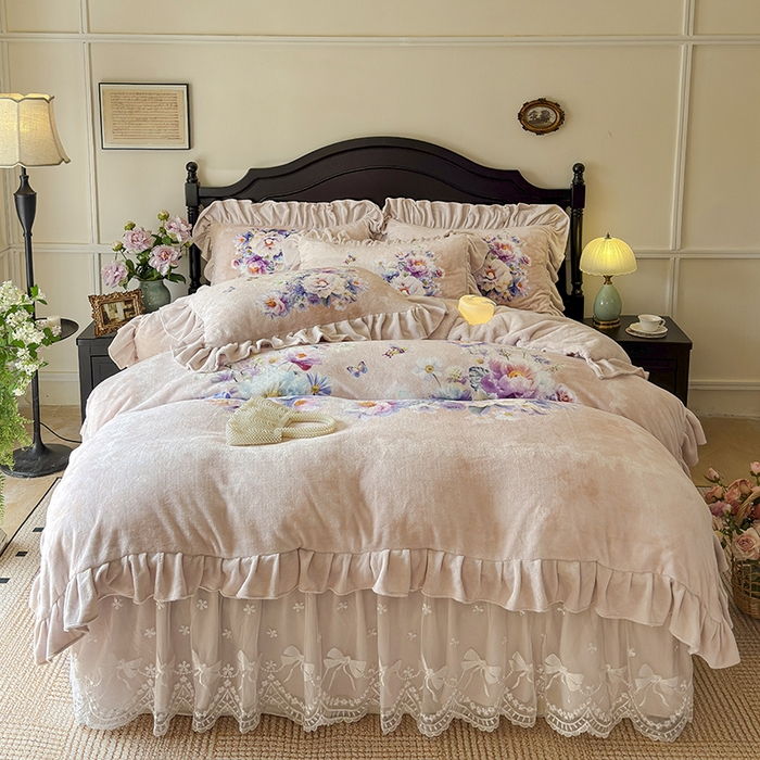 91家纺网 家纺一手货源 找家纺 宜凡家纺 2025新款牛奶绒5D数码大板印花床裙四件套 浪漫花舞 浅驼