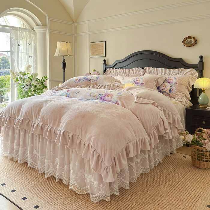 91家纺网 家纺一手货源 找家纺 宜凡家纺 2025新款牛奶绒5D数码大板印花床裙四件套 浪漫花舞 浅驼