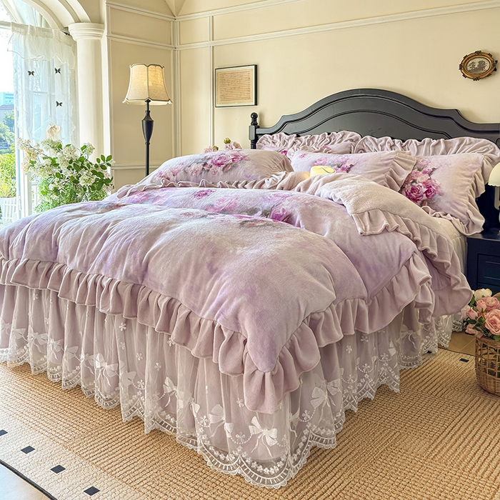 91家纺网 家纺一手货源 找家纺 宜凡家纺 2025新款牛奶绒5D数码大板印花床裙四件套 玫瑰庄园 紫