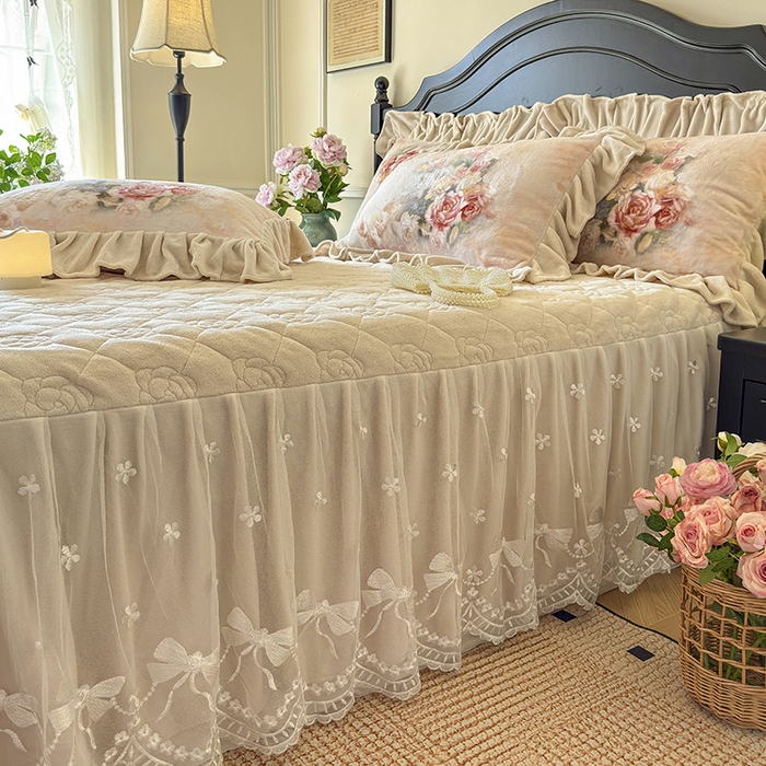 91家纺网 家纺一手货源 找家纺 宜凡家纺 2025新款牛奶绒5D数码大板印花床裙四件套 玫瑰庄园 香槟