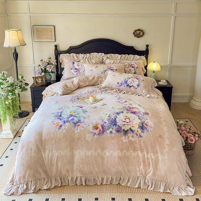 91家纺网 家纺一手货源 找家纺 宜凡家纺 2025新款牛奶绒5D数码大板印花床裙四件套 浪漫花舞 浅驼